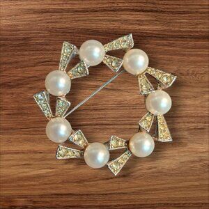 Vintage Pearl look & Rhinestone Circle‎ Brooch Pin